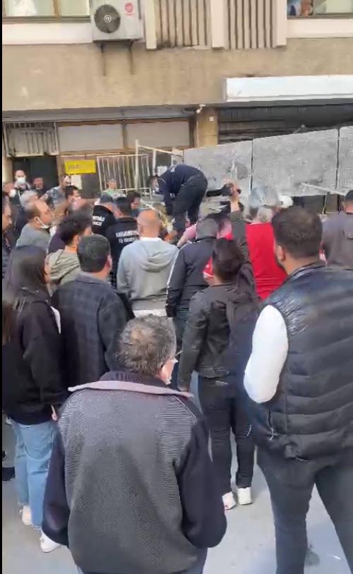 Boya yapan 3 işçi iskeleden düştü