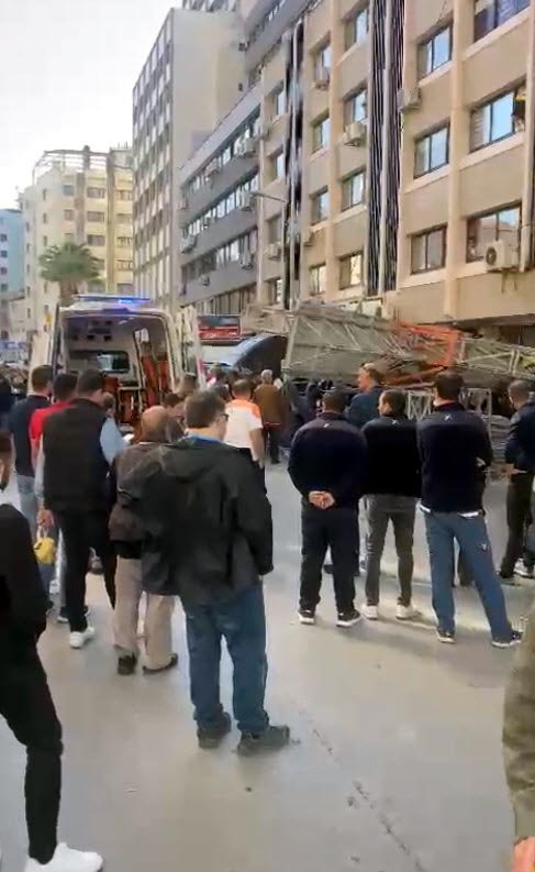 Boya yapan 3 işçi iskeleden düştü