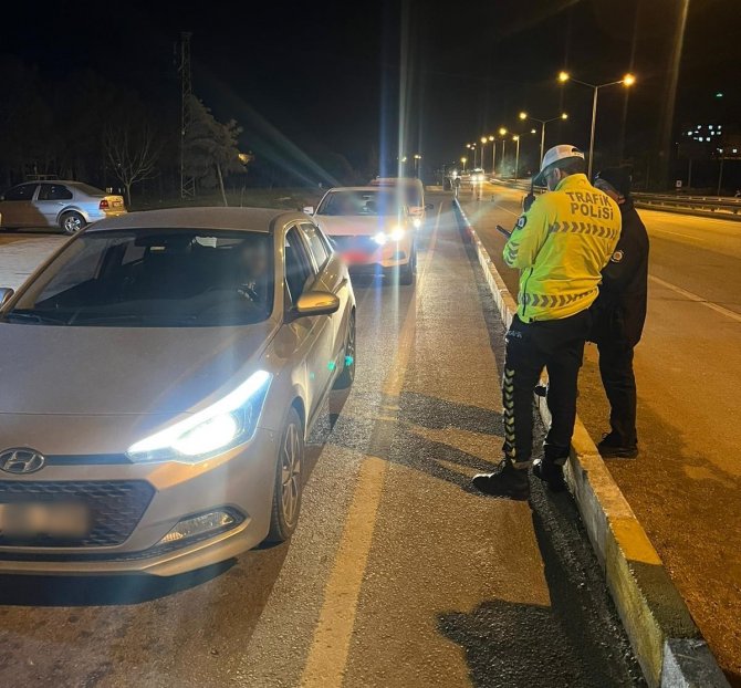 Burdur’da hız limitini aşan 158 sürücüye para cezası