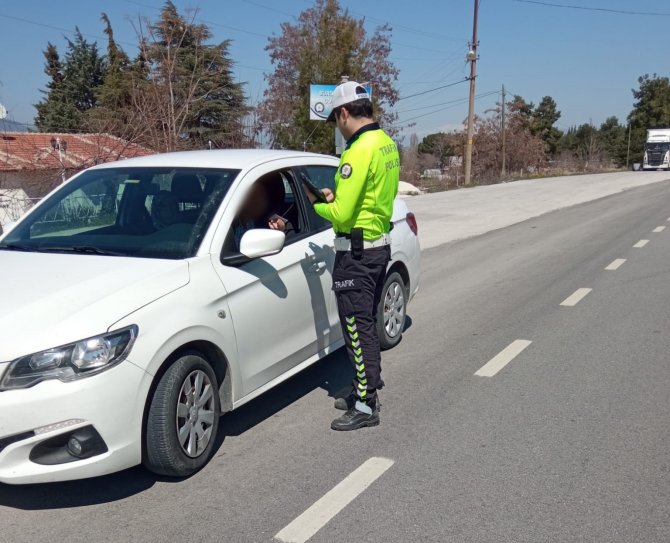 Burdur’da hız limitini aşan 158 sürücüye para cezası