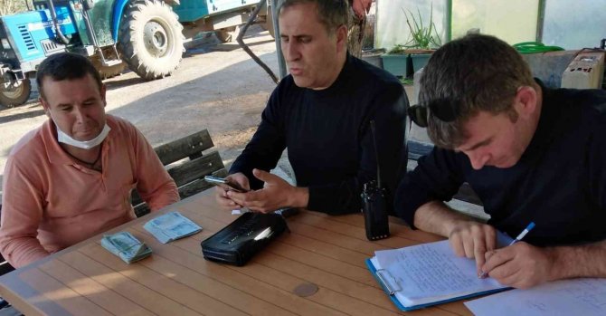 Çantasını bulan işçiye 400 dolar verdi