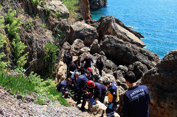 Çöp toplamak için çıktığı falezlerden düştü