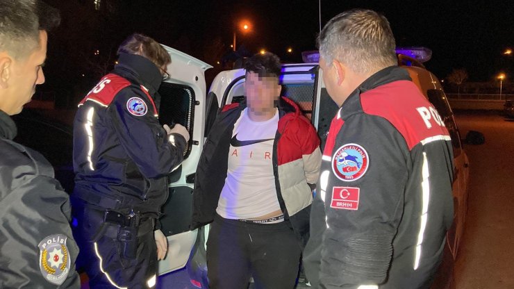 'Dur' ihtarına uymayan ehliyetsiz sürücü kaza yaptı