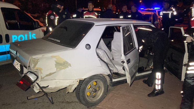 'Dur' ihtarına uymayan ehliyetsiz sürücü kaza yaptı