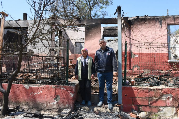 Evleriyle birlikte tüp bebek hayalleri de yanan aileye, valilik sahip çıktı