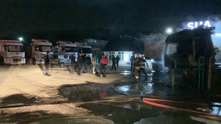 Galeride park halindeki TIR alev alev yandı