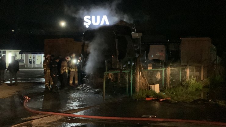 Galeride park halindeki TIR alev alev yandı