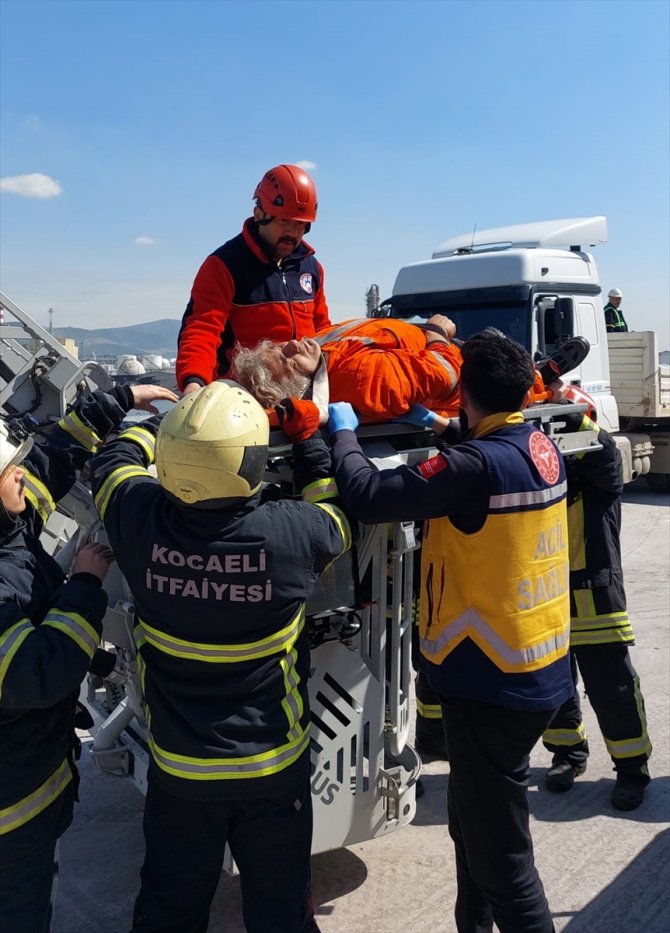 Beli tutulduğu için gemide mahsur kalan personel kurtarıldı
