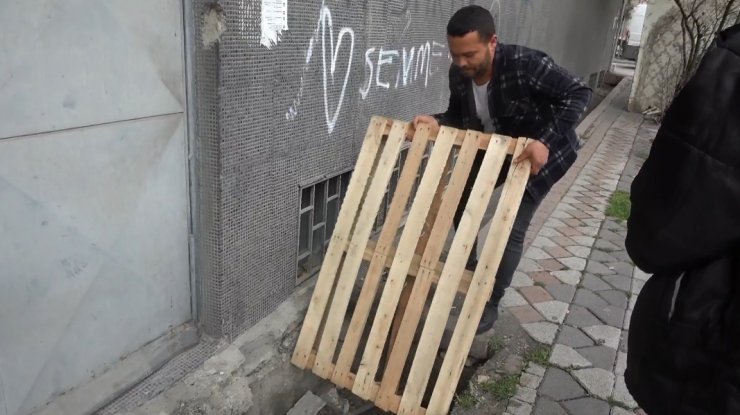 Haltercilere taş çıkartan hırsız, 70 kiloluk demir kapağı çaldı