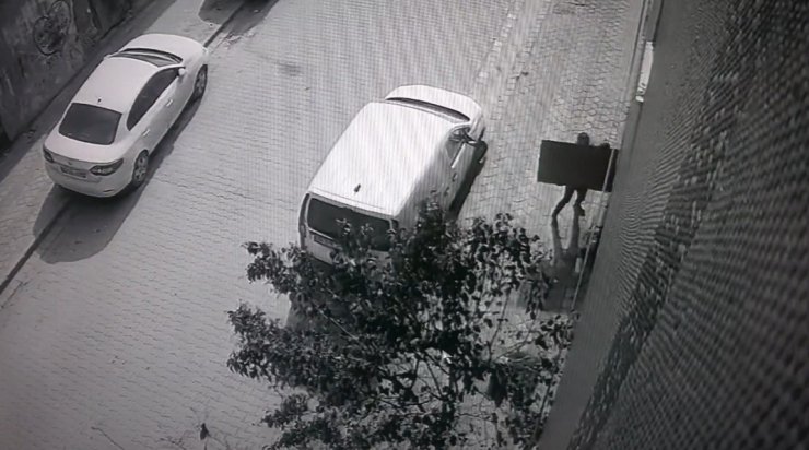 Haltercilere taş çıkartan hırsız, 70 kiloluk demir kapağı çaldı