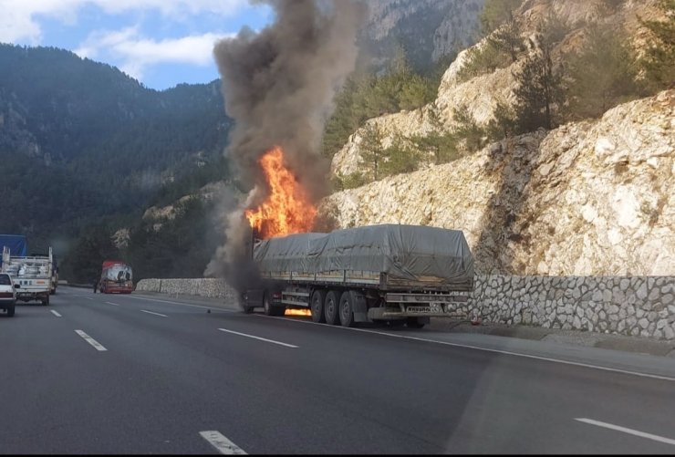 İçecek yüklü TIR yandı