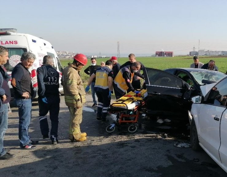 İki otomobil kafa kafaya çarpıştı: 4 yaralı