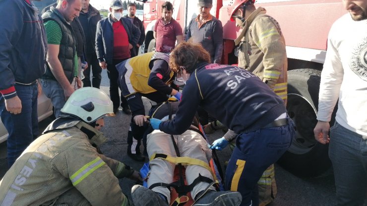 İki otomobil kafa kafaya çarpıştı: 4 yaralı