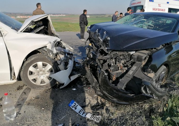 İki otomobil kafa kafaya çarpıştı: 4 yaralı