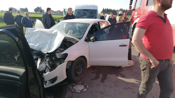 İki otomobil kafa kafaya çarpıştı: 4 yaralı