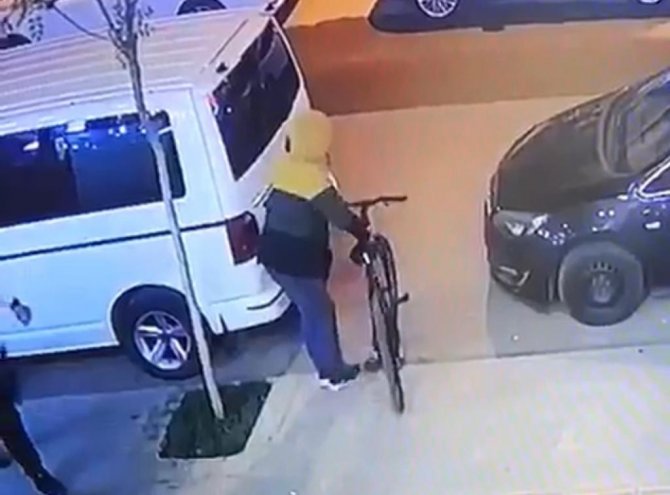 Kaldırımda çalınan bisiklet güvenlik kamerasına takıldı