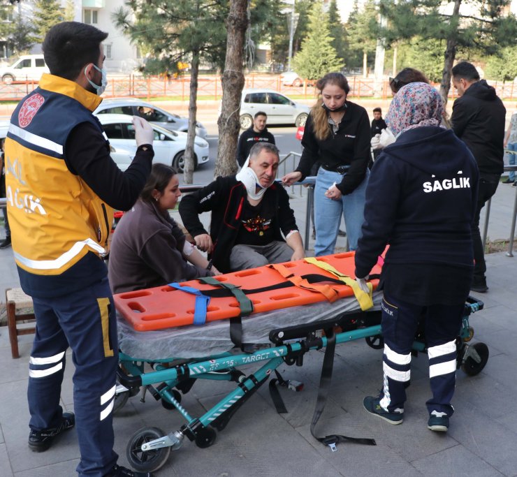 Kayseri'de trafikte yol verme kavgası: 3 yaralı