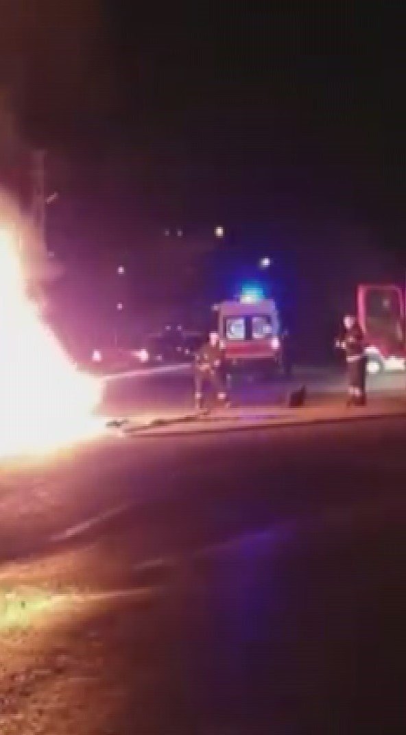 Kaza yapan otomobil alev aldı