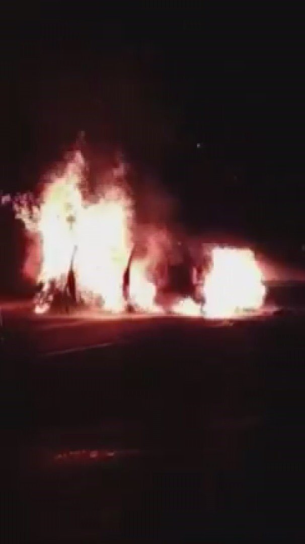 Kaza yapan otomobil alev aldı