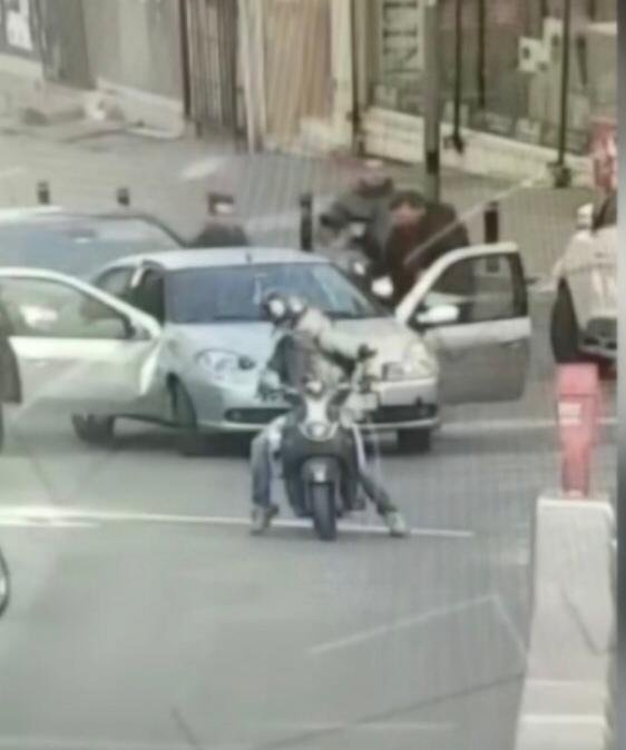 Kendisine çarpan otomobilin sürücüsünü döven yaya tutuklandı