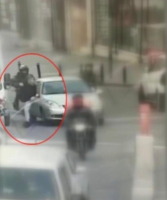 Kendisine çarpan otomobilin sürücüsünü döven yaya tutuklandı