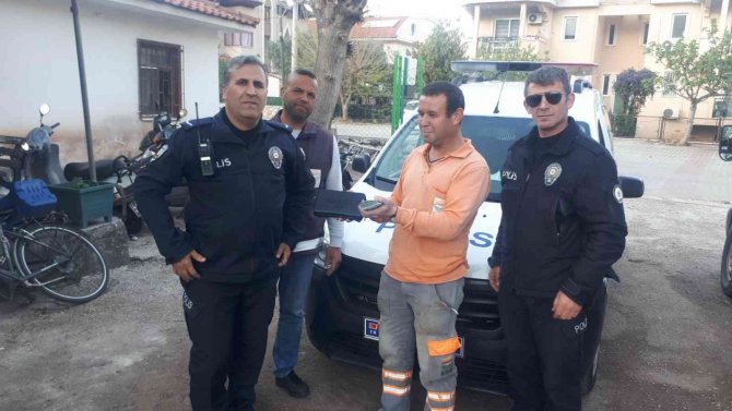 Kırmızı bültenle aranıyordu, çantasını unutunca yakalandı