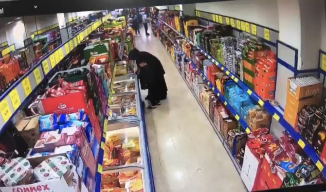 Marketten hırsızlık yapan kadın kamerada: Bazılarını çaldı, bazılarını da ödedi