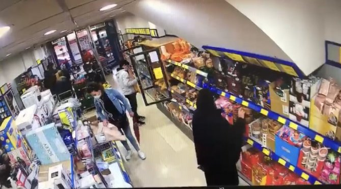 Marketten hırsızlık yapan kadın kamerada: Bazılarını çaldı, bazılarını da ödedi