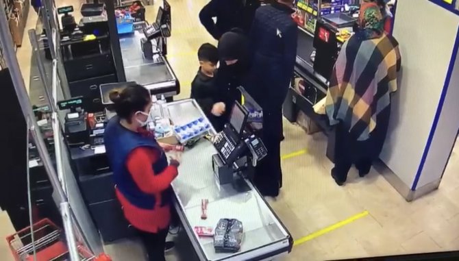 Marketten hırsızlık yapan kadın kamerada: Bazılarını çaldı, bazılarını da ödedi