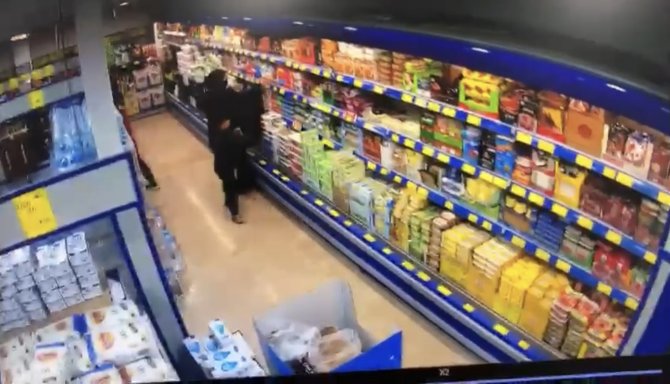 Marketten hırsızlık yapan kadın kamerada: Bazılarını çaldı, bazılarını da ödedi