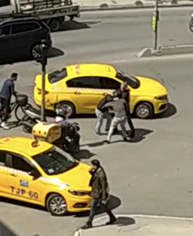 Motosiklet sürücüsü, tartıştığı taksiciyi ezmeye çalıştı