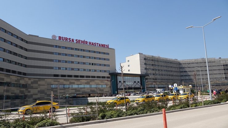 Okul yolunda 8 köpeğin saldırdığı çocuğun vücuduna 80 dikiş atıldı