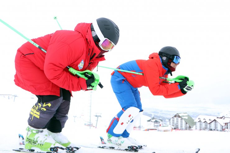Otizmli ikizler dünya şampiyonası için 145 gündür aralıksız kayak yapıyor