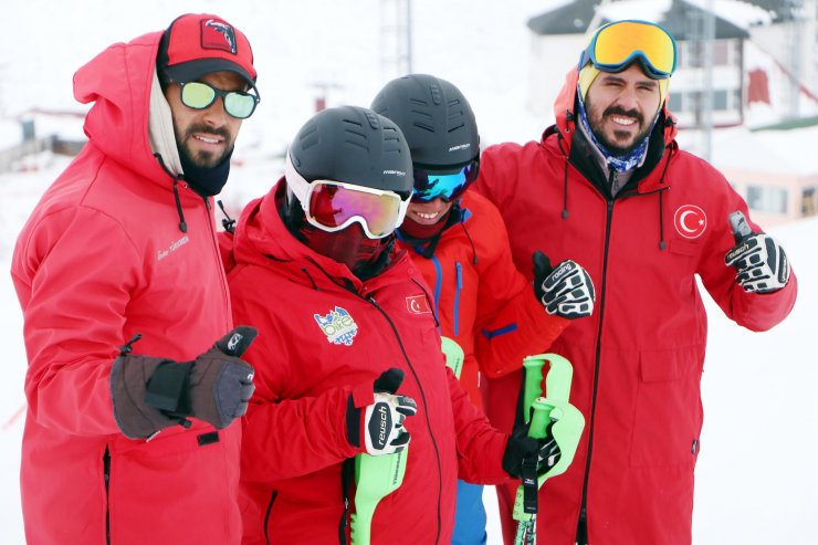 Otizmli ikizler dünya şampiyonası için 145 gündür aralıksız kayak yapıyor