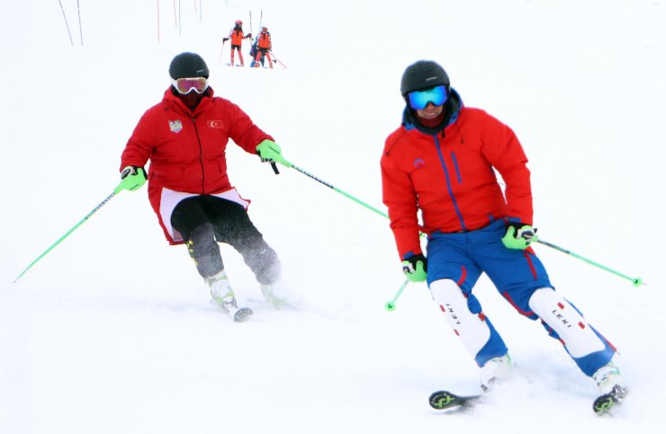 Otizmli ikizler dünya şampiyonası için 145 gündür aralıksız kayak yapıyor