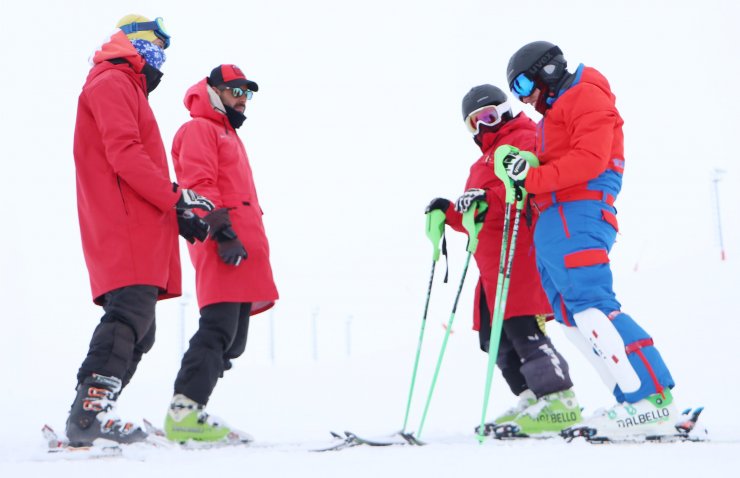 Otizmli ikizler dünya şampiyonası için 145 gündür aralıksız kayak yapıyor