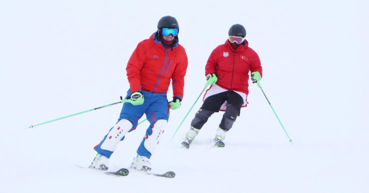 Otizmli ikizler dünya şampiyonası için 145 gündür aralıksız kayak yapıyor