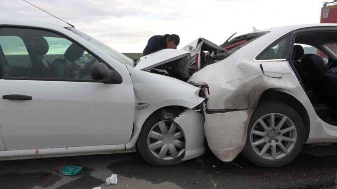 Park halindeki otomobile arkadan çarptı: 3 yaralı