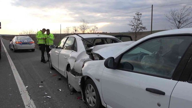 Park halindeki otomobile arkadan çarptı: 3 yaralı