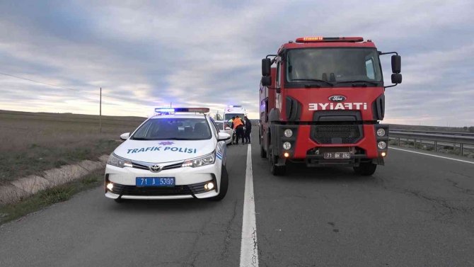 Park halindeki otomobile arkadan çarptı: 3 yaralı