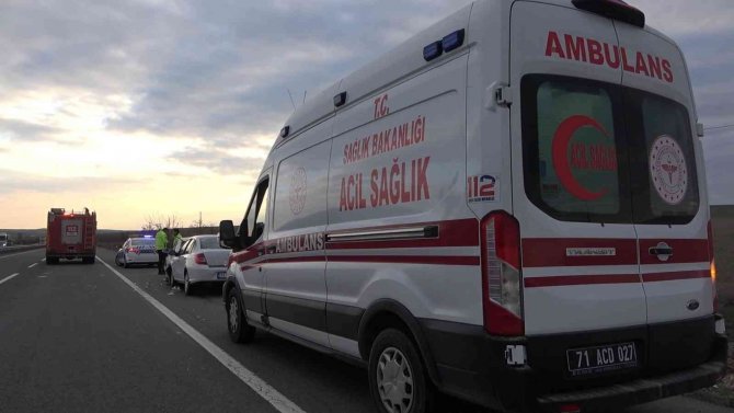 Park halindeki otomobile arkadan çarptı: 3 yaralı