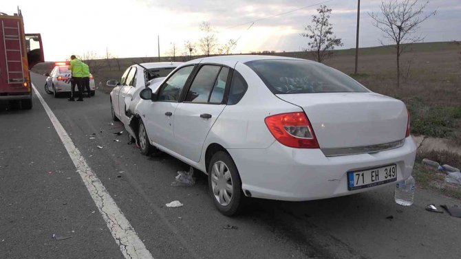 Park halindeki otomobile arkadan çarptı: 3 yaralı