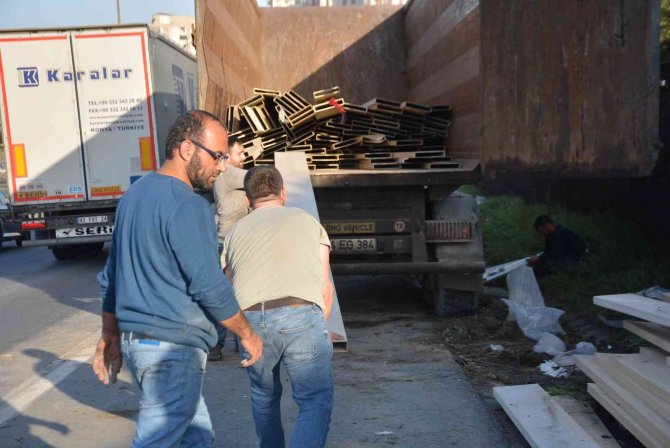 TEM’de kamyon devrildi, yola saçılan malzemeler trafiği kilitledi