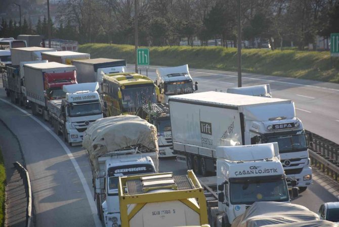 TEM’de kamyon devrildi, yola saçılan malzemeler trafiği kilitledi