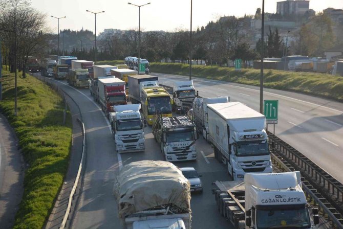 TEM’de kamyon devrildi, yola saçılan malzemeler trafiği kilitledi