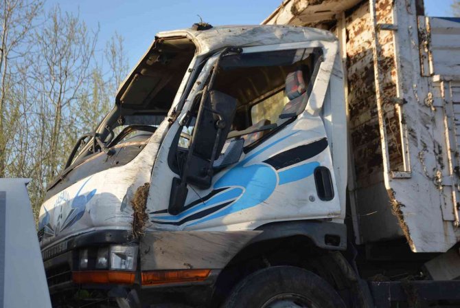 TEM’de kamyon devrildi, yola saçılan malzemeler trafiği kilitledi
