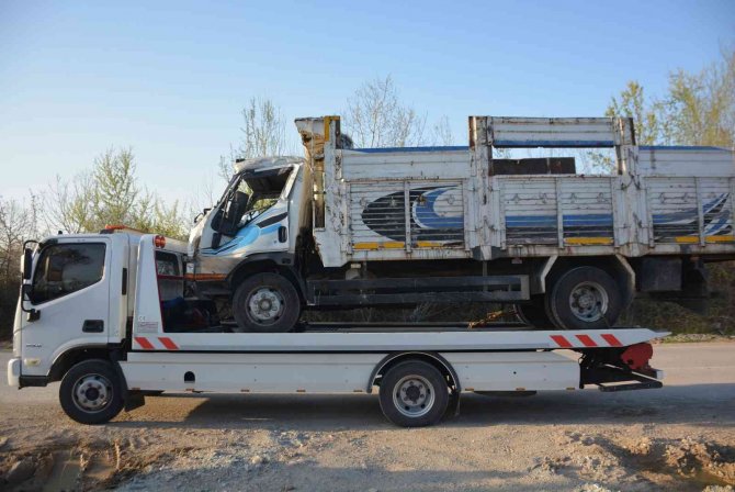 TEM’de kamyon devrildi, yola saçılan malzemeler trafiği kilitledi