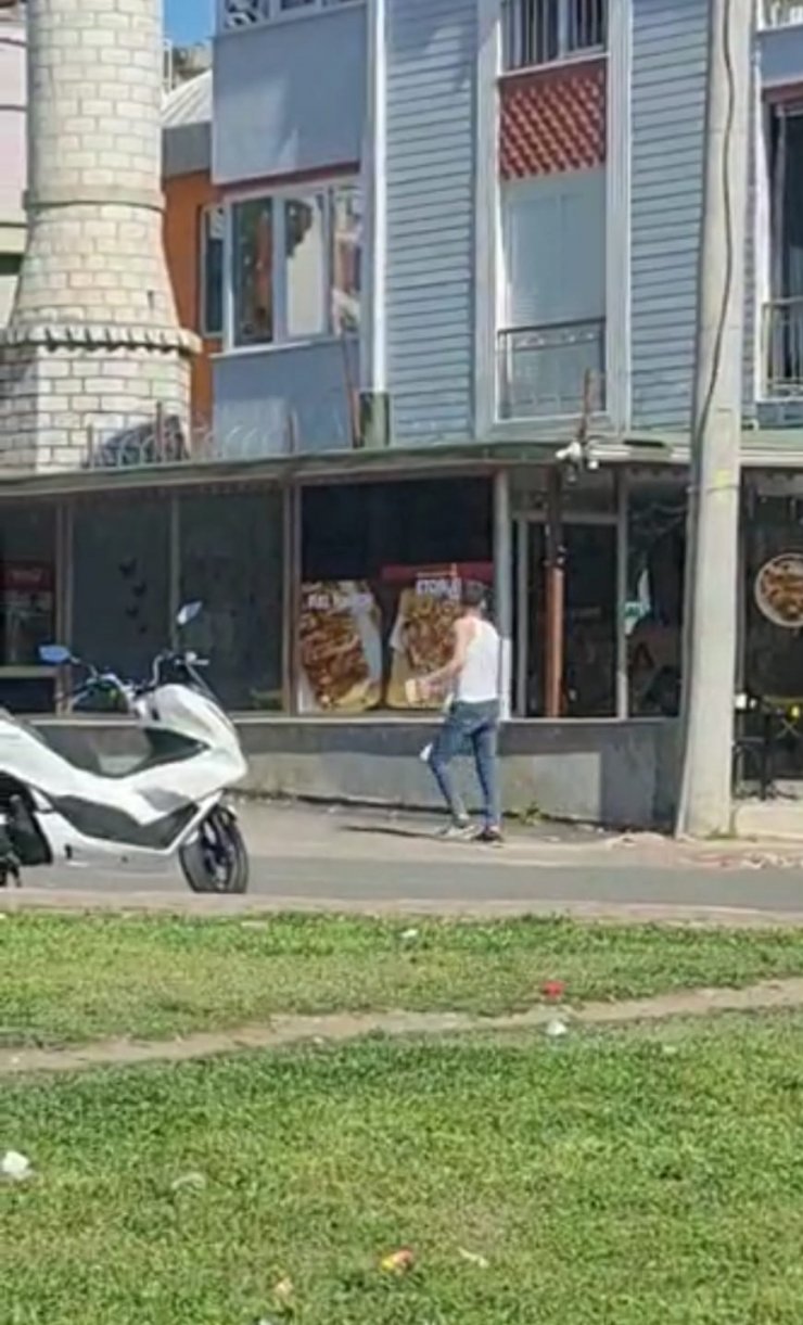 Yediği tostun parasını ödemedi, dükkana taş ve sopalarla zarar verdi