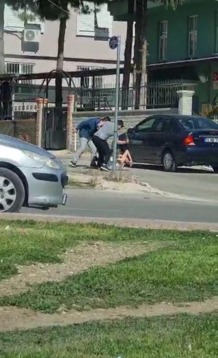 Yediği tostun parasını ödemedi, dükkana taş ve sopalarla zarar verdi