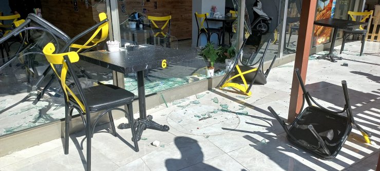 Yediği tostun parasını ödemedi, dükkana taş ve sopalarla zarar verdi